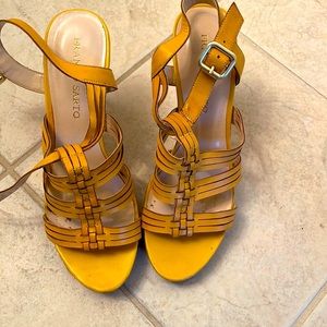 Leather Franco Sarto summer sandal in yellow. size 9